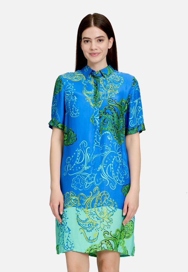 Hemdblusenkleid mit Knopfleiste / Modellfoto Vorderseite