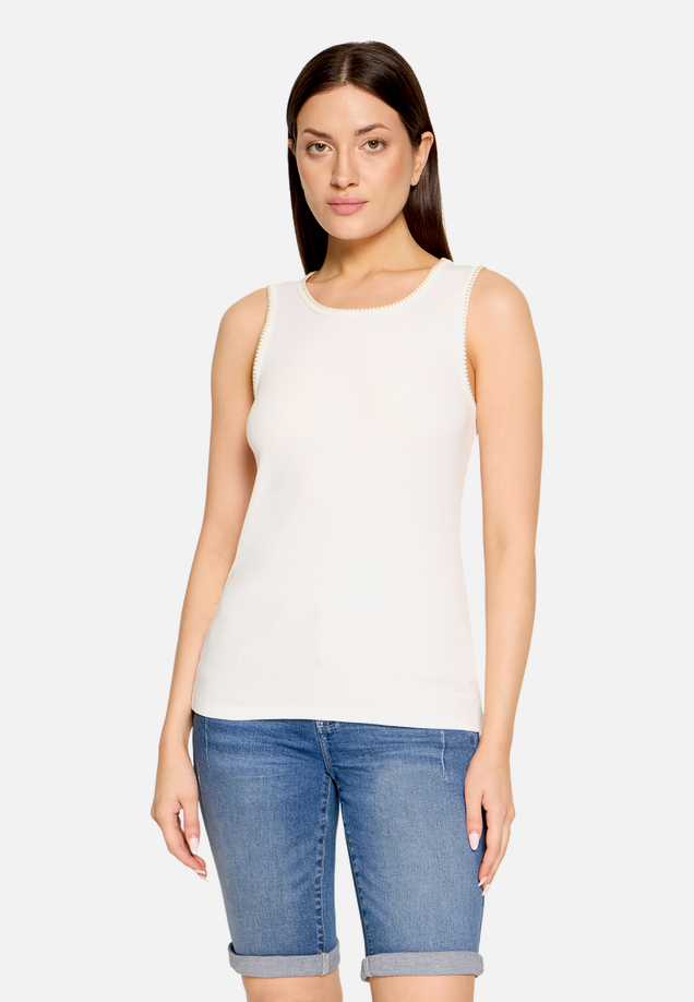 Basic-Top mit Rundhalsausschnitt / Modellfoto Vorderseite