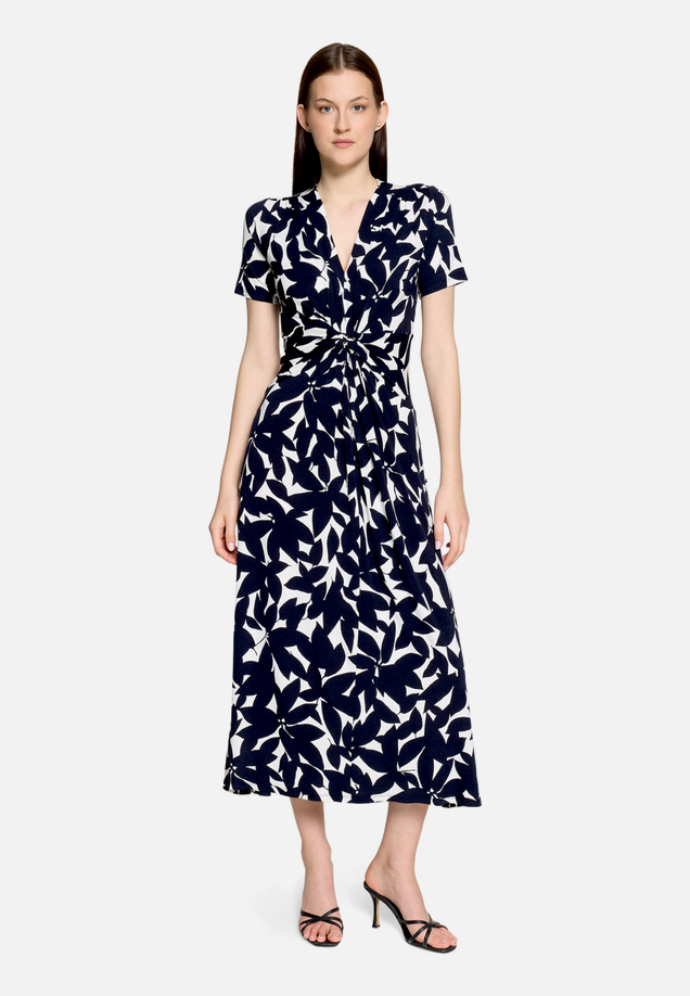 Midikleid mit Raffung / Modellfoto Vorderseite