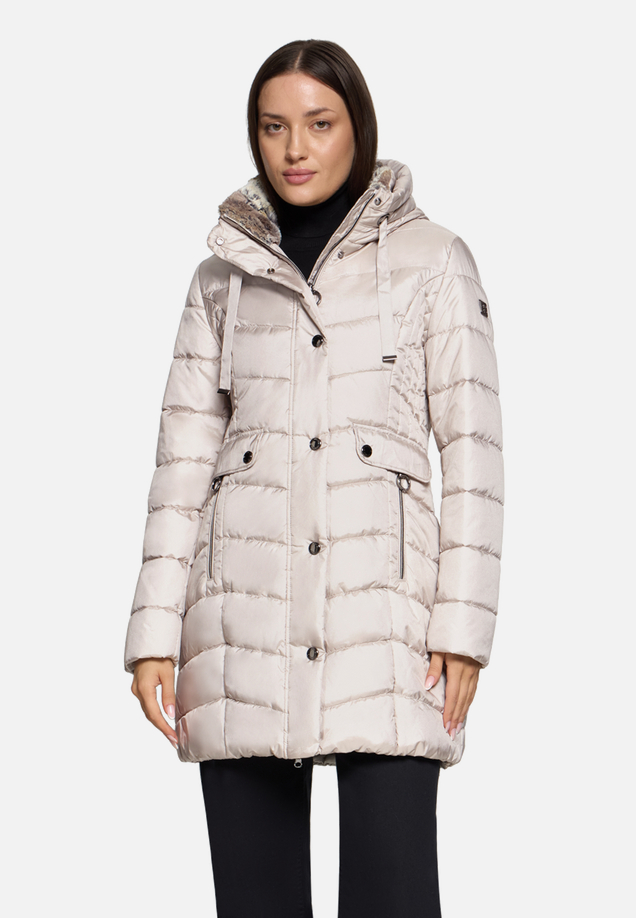 Outdoorjacke mit Kapuze / Modellfoto Vorderseite