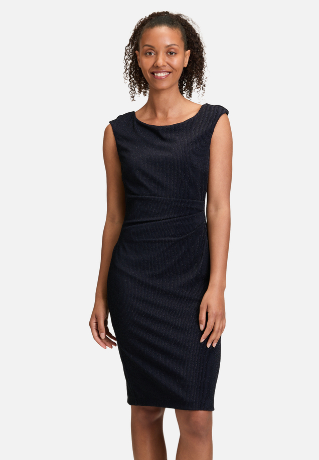 Cocktailkleid im Glitzer-Look / Modellfoto Vorderseite