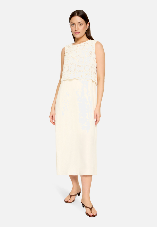 Casual-Kleid mit Stickerei / Modellfoto Vorderseite
