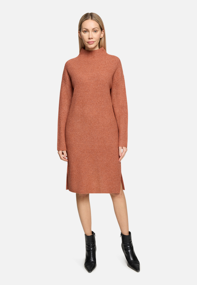 Strickkleid mit Stehkragen / Modellfoto Vorderseite