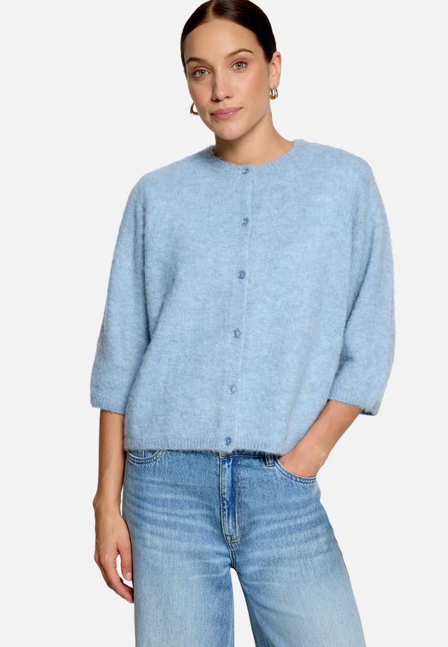 Strickjacke 3/4 Arm mit Knöpfen / Modellfoto Vorderseite