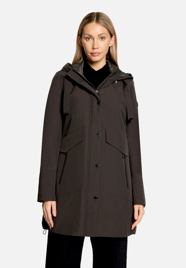 Outdoorjacke mit abnehmbarer Kapuze / Modellfoto Vorderseite