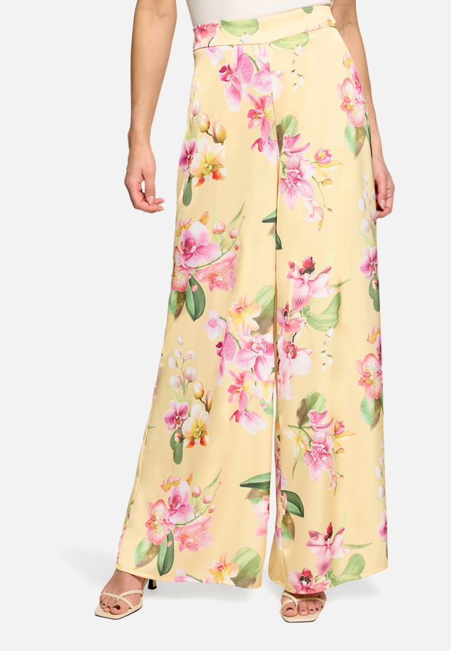 Marlene-Hose mit Blumenprint / Modellfoto Vorderseite