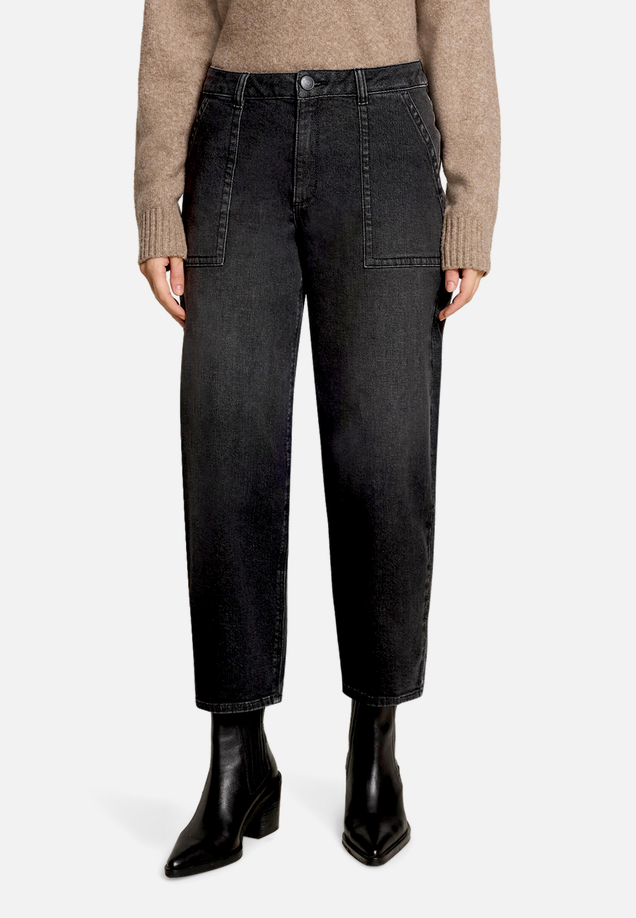 Baggy-Jeans mit Waschung / Modellfoto Vorderseite