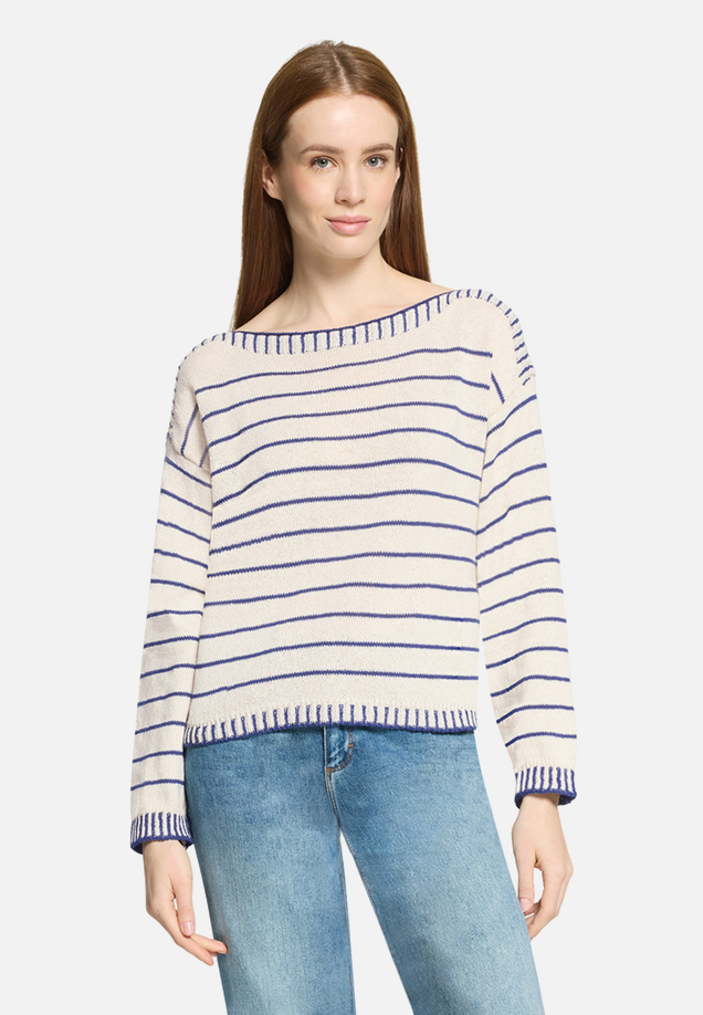 Strickpullover mit U-Boot-Ausschnitt / Modellfoto Vorderseite