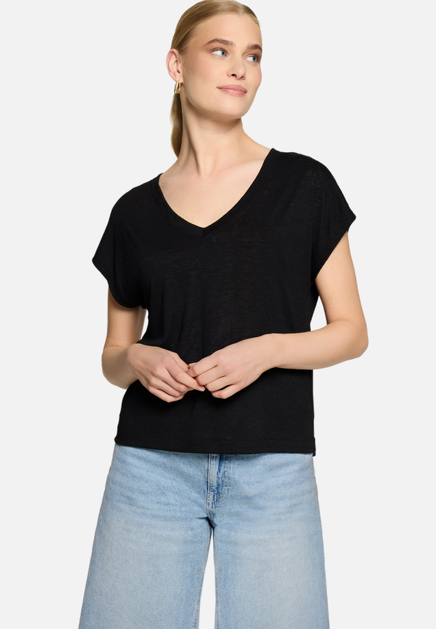Basic-T-Shirt  mit V-Ausschnitt / Modellfoto Vorderseite