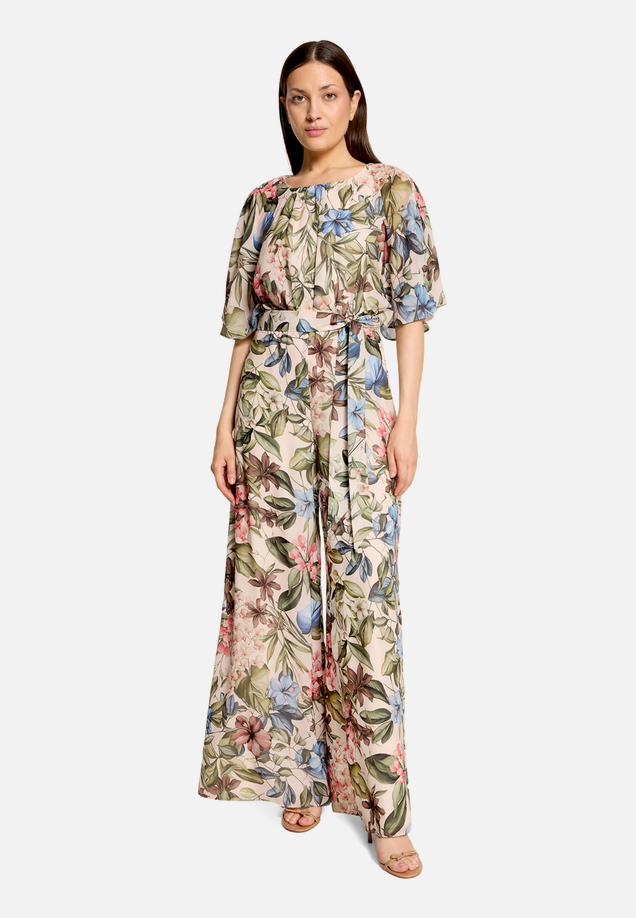 Jumpsuit mit Bindegürtel / Modellfoto Vorderseite