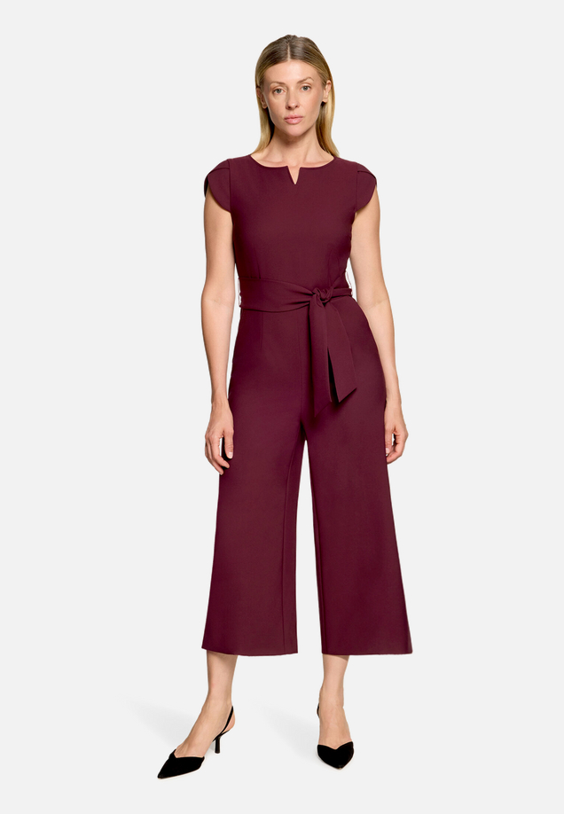 Eleganter Jumpsuit mit Bindegürtel / Modellfoto Vorderseite