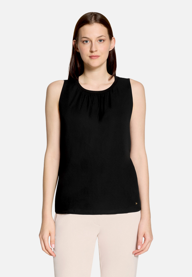 Blusenshirt mit Webbesatz / Modellfoto Vorderseite