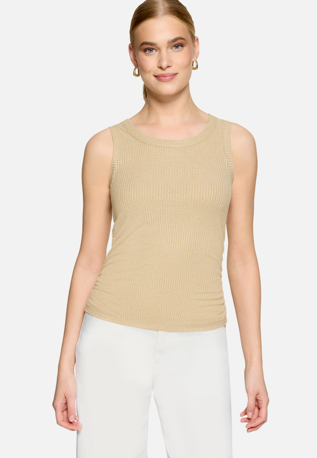 Basic-Top im Glitzer-Look / Modellfoto Vorderseite