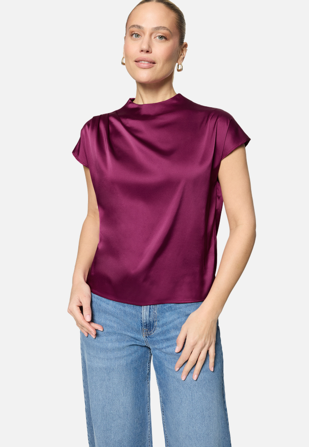 Satinbluse  mit Stehkragen / Modellfoto Vorderseite