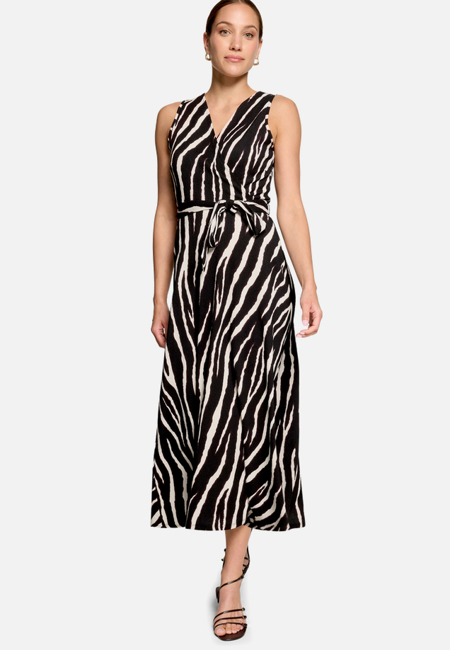 Midikleid mit Gürtel / Modellfoto Vorderseite