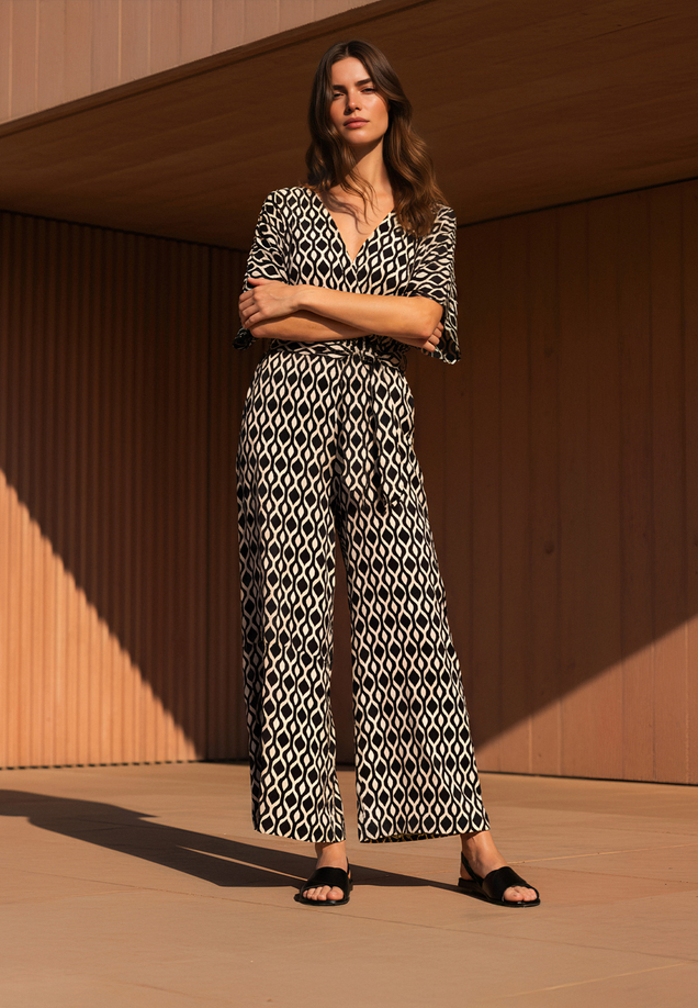Eleganter Jumpsuit  mit grafischem Muster / Imagebild