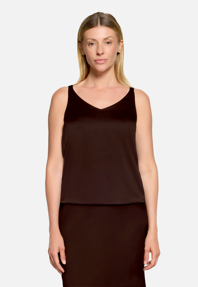 Satin-Bluse mit V-Ausschnitt / Modellfoto Vorderseite