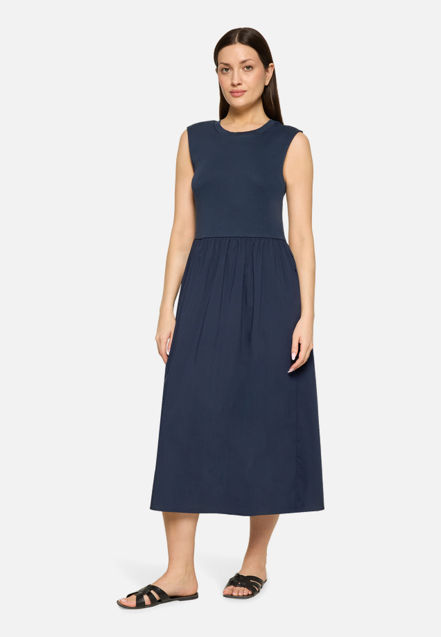Casual-Kleid mit Eingrifftaschen / Modellfoto Vorderseite