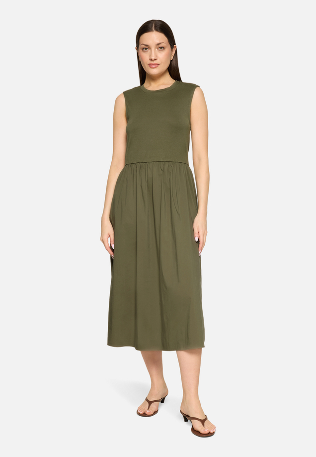 Casual-Kleid mit Eingrifftaschen / Modellfoto Vorderseite