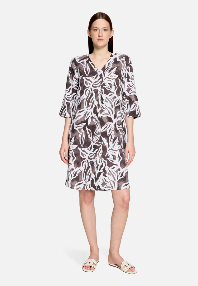 Sommerkleid mit Muster / Modellfoto Vorderseite