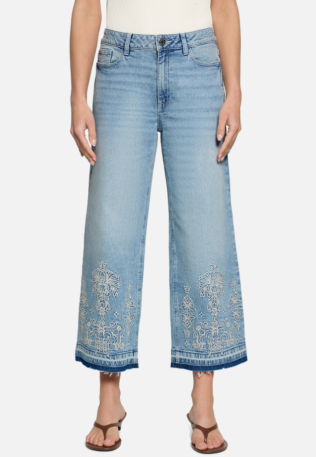 Jeans  mit Stickerei 7/8 Länge  / Modellfoto Vorderseite