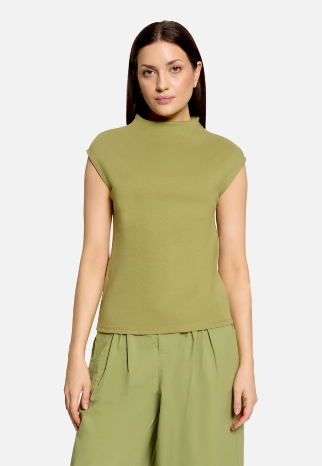 Basic Shirt mit Kragen / Modellfoto Vorderseite