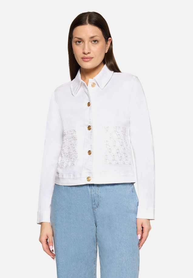 Jeansjacke mit Lochmuster / Modellfoto Vorderseite