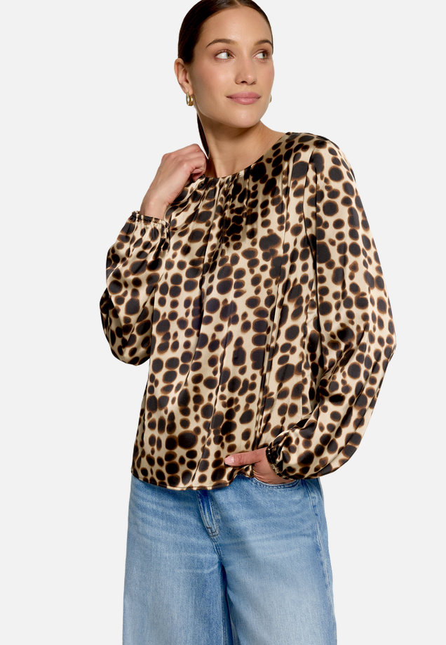 Gemusterte Satin-Bluse  mit Rundhalsausschnitt / Modellfoto Vorderseite