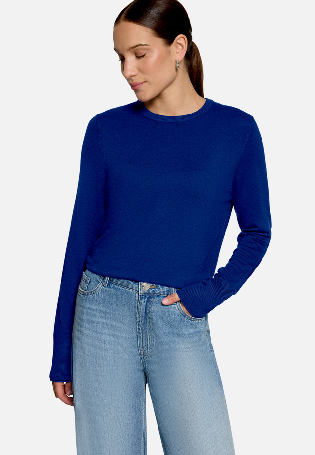 Basic-Pullover  mit Rundhalsausschnitt  / Modellfoto Vorderseite