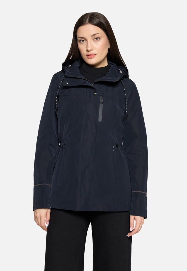 Sommerjacke mit Kapuze / Modellfoto Vorderseite
