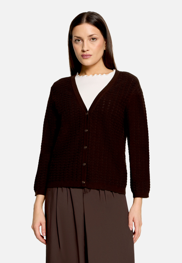 Strick-Cardigan mit V-Ausschnitt / Modellfoto Vorderseite