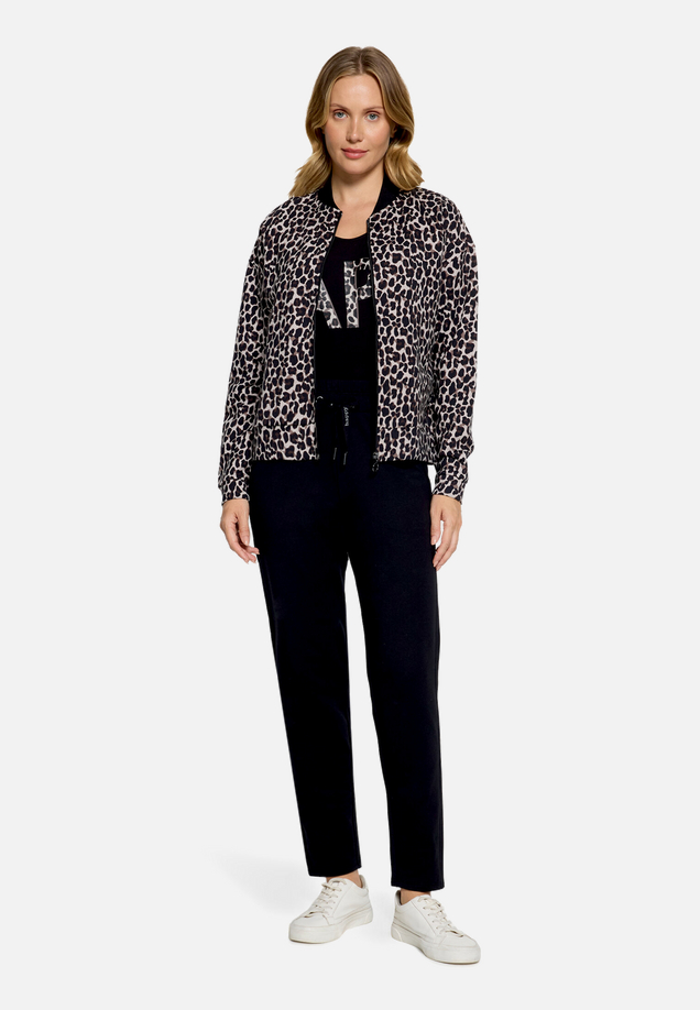 Blouson mit Rundhalsausschnitt / Modellfoto Vorderseite (Outfit)