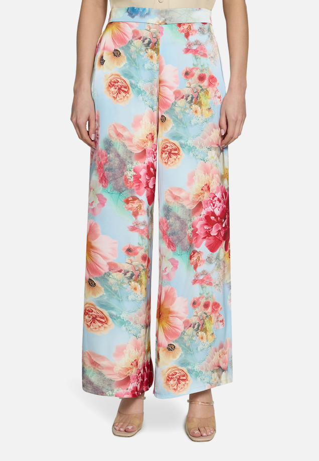 Marlene-Hose mit Blumenprint / Modellfoto Vorderseite