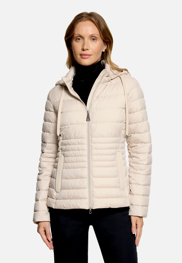 Steppjacke leicht mit abnehmbarer Kapuze / Modellfoto Vorderseite