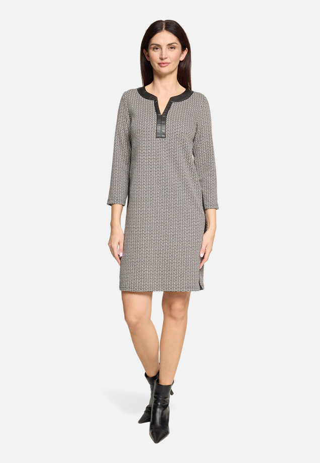 Jerseykleid mit Eingrifftaschen / Modellfoto Vorderseite