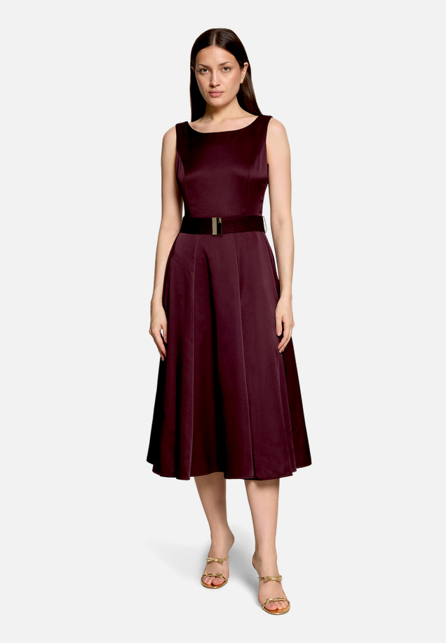 Cocktailkleid mit Gürtel / Modellfoto Vorderseite