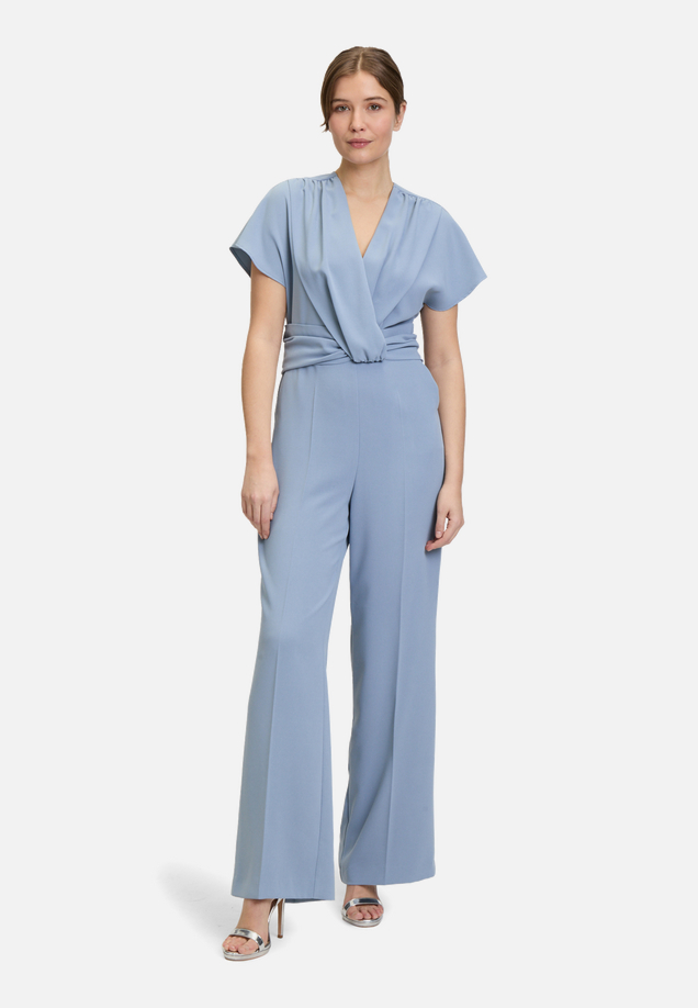 Jumpsuit mit Raffung / Modellfoto Vorderseite