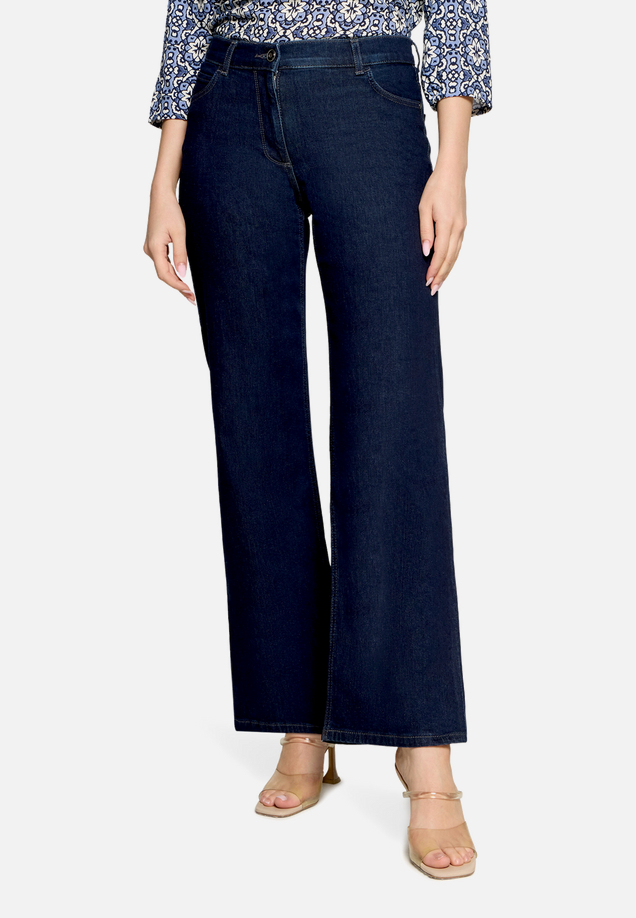 Wideleg Jeans mit Used Waschung  / Modellfoto Vorderseite