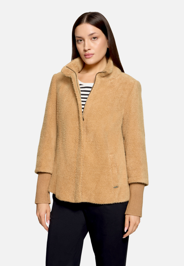 Kuscheljacke mit Rippbündchen / Modellfoto Vorderseite