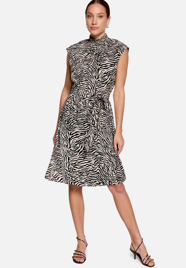 Midikleid  mit Zebraprint  / Modellfoto Vorderseite