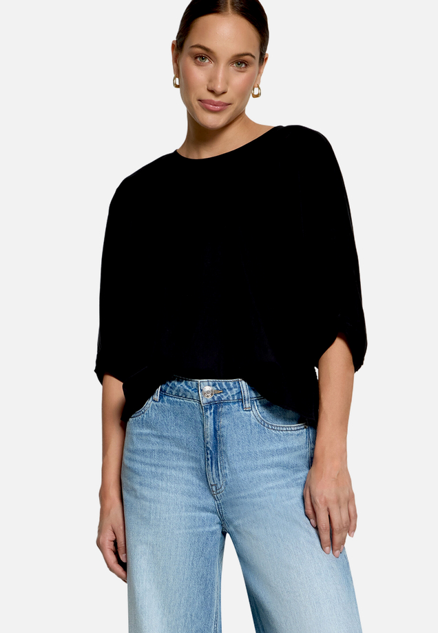 Kurzarm-Bluse mit Bindegürtel / Modellfoto Vorderseite