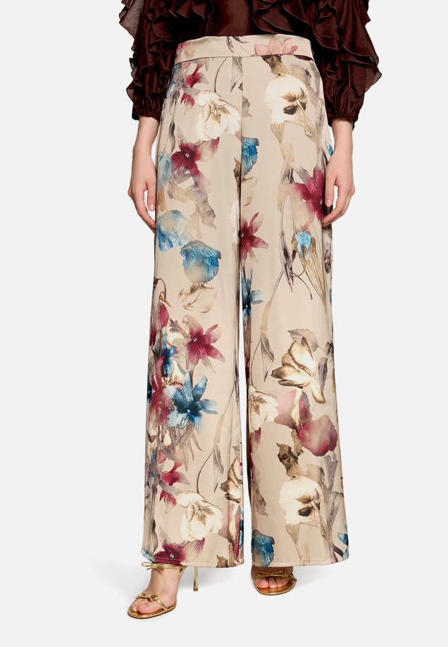 Marlene-Hose mit Blumenprint / Modellfoto Vorderseite