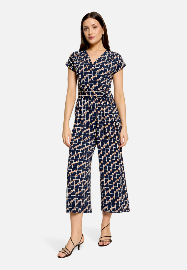 Jumpsuit  kurzarm mit grafischem Muster  / Modellfoto Vorderseite