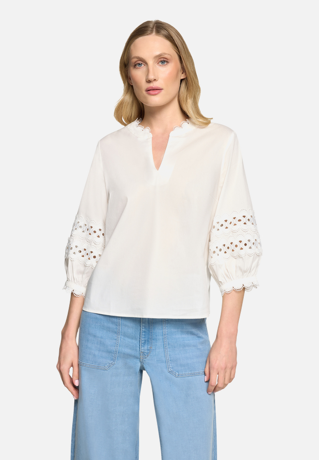 Casual-Bluse mit Spitzeneinsatz / Modellfoto Vorderseite