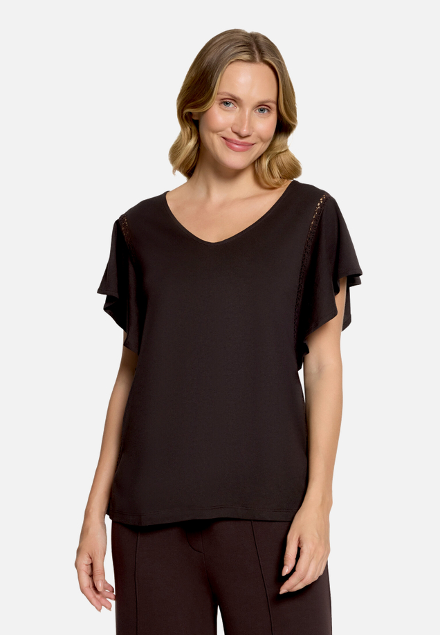 Basic Shirt mit V-Ausschnitt / Modellfoto Vorderseite