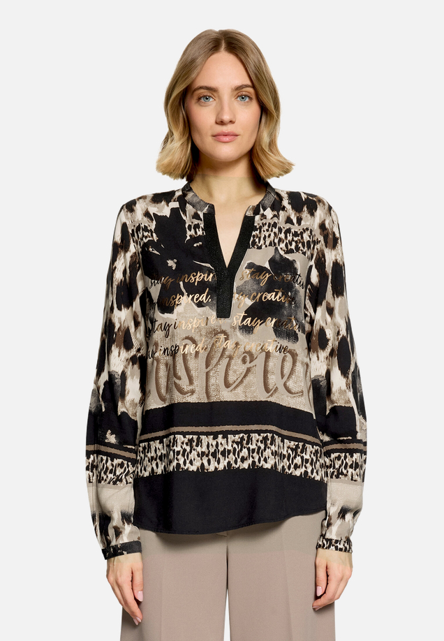 Longbluse mit Stehkragen / Modellfoto Vorderseite