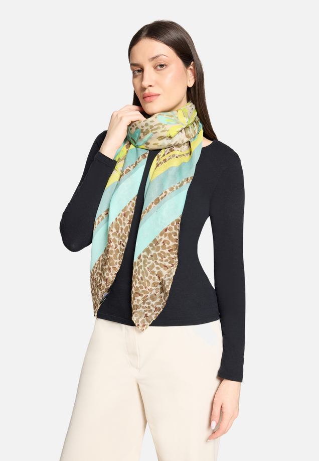 Tuch mit Blumenprint / Modellfoto Vorderseite