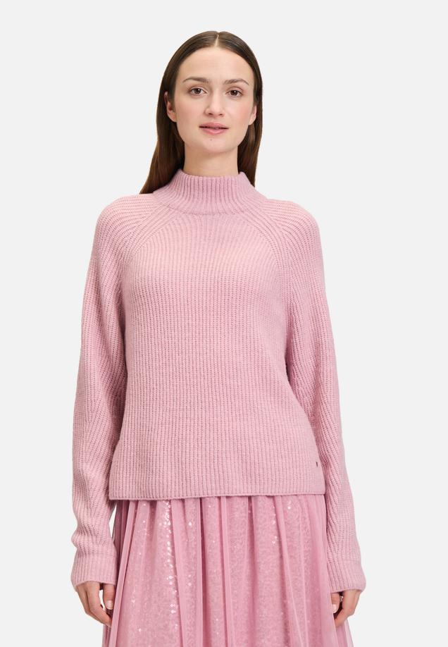 Grobstrick-Pullover mit hohem Kragen / Modellfoto Vorderseite