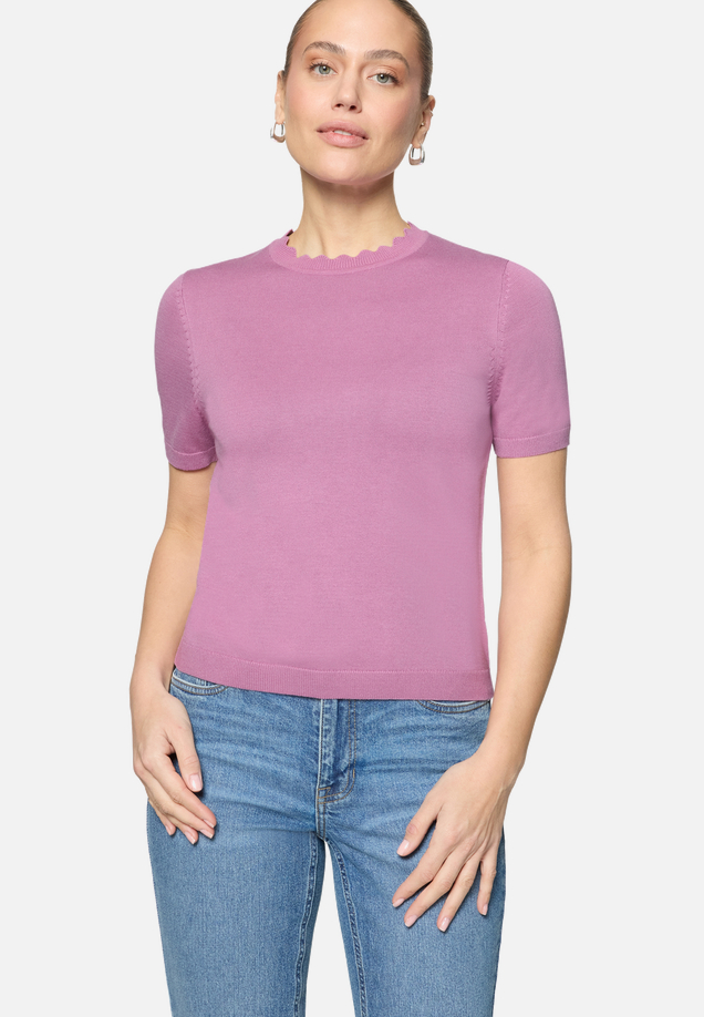 Kurzarmpullover  mit Wellensaum  / Modellfoto Vorderseite