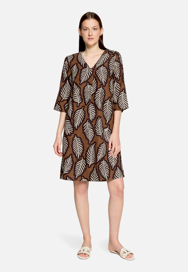 Sommerkleid mit Muster / Modellfoto Vorderseite
